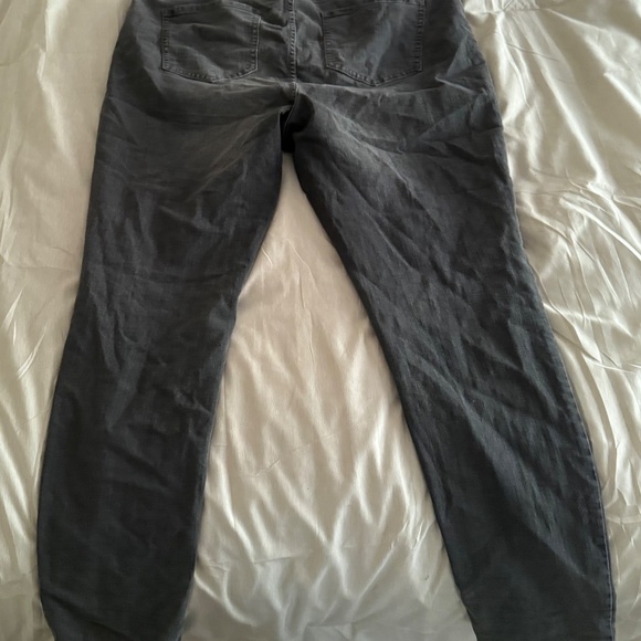 3/$15 - Old Navy Black/Gray Super Skinny Jeans, Regular Length - Picture 4 of 6